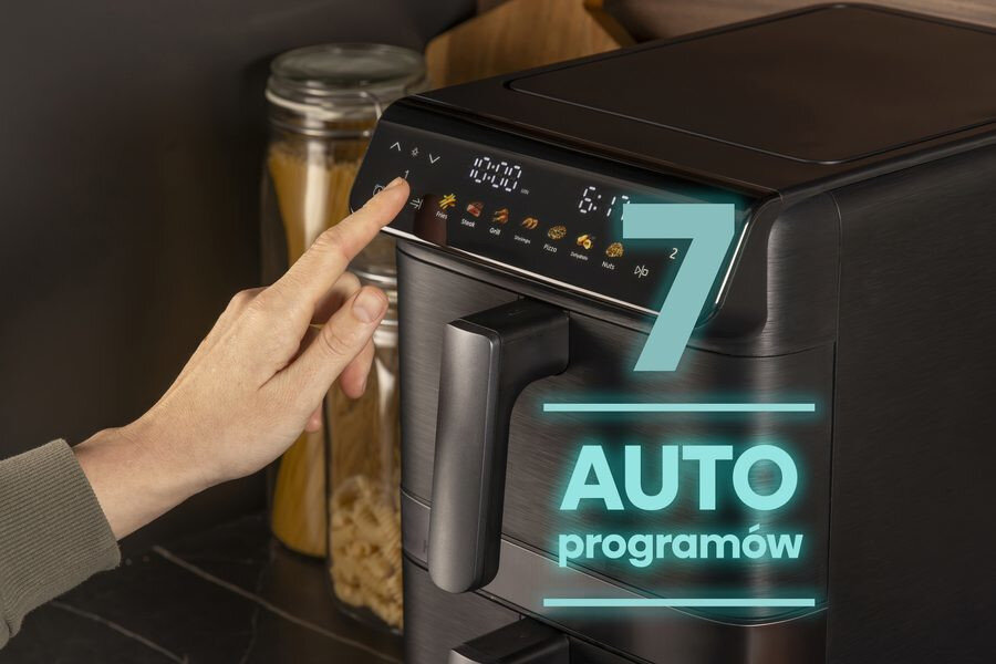 Osoba dotyka panelu sterowania frytkownicy beztłuszczowej z wyświetlaczem pokazującym różne ikony jedzenia. Na obrazie widoczny jest napis \'7 AUTO programów\'.