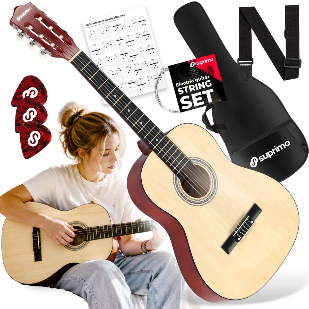 Na obrazie znajduje się gitara klasyczna 3/4 z jasnym pudłem rezonansowym i ciemnym gryfem. Widać również trzy kostki do gry, pasek do gitary, pokrowiec z logo \'suprimo\', zestaw strun oraz kartkę z nutami.