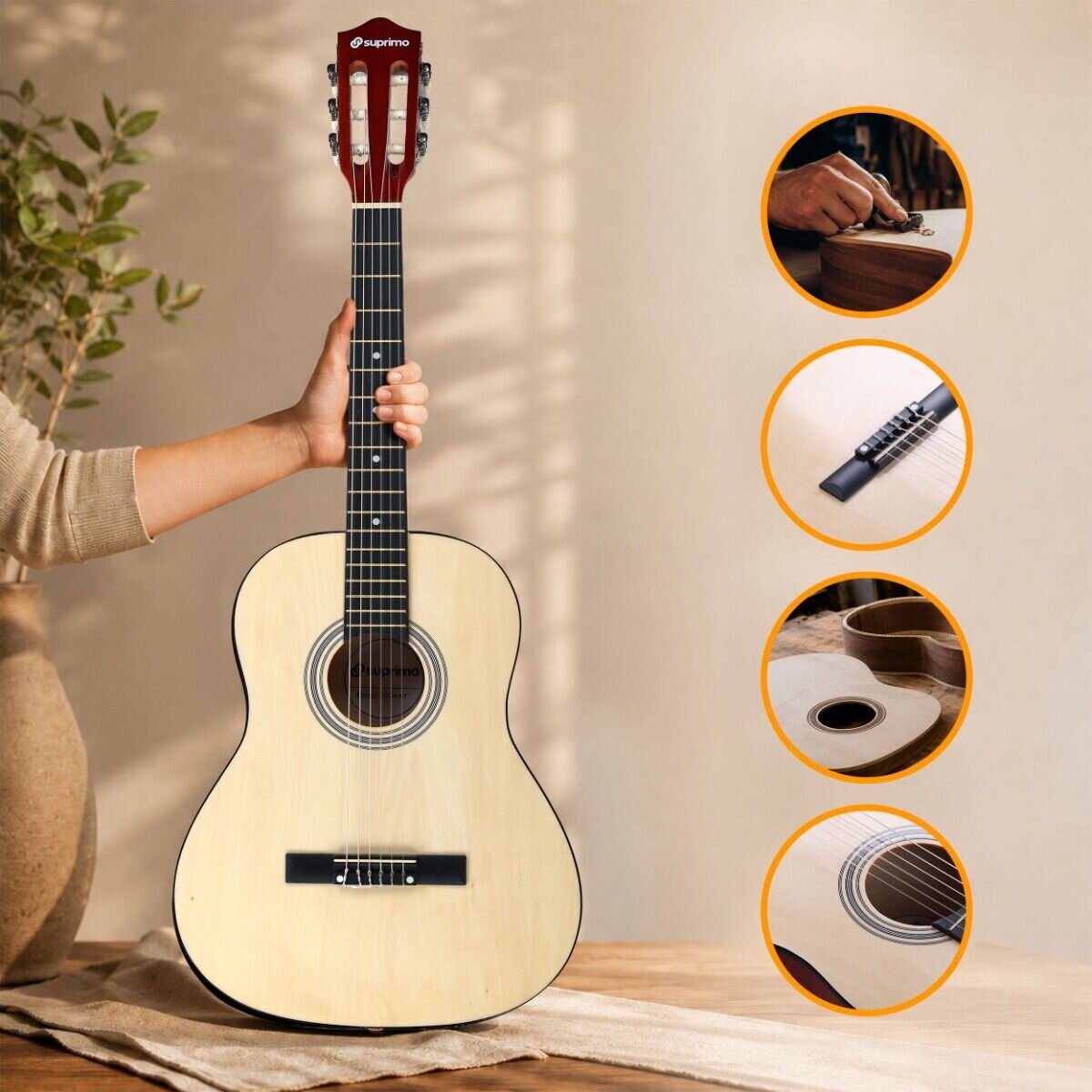 Osoba trzyma klasyczną gitarę z jasnym korpusem i ciemnym gryfem, na której widnieje logo \'suprimo\'. Obok znajdują się trzy okrągłe zdjęcia przedstawiające detale gitary, takie jak mostek, otwór rezonansowy i proces produkcji.