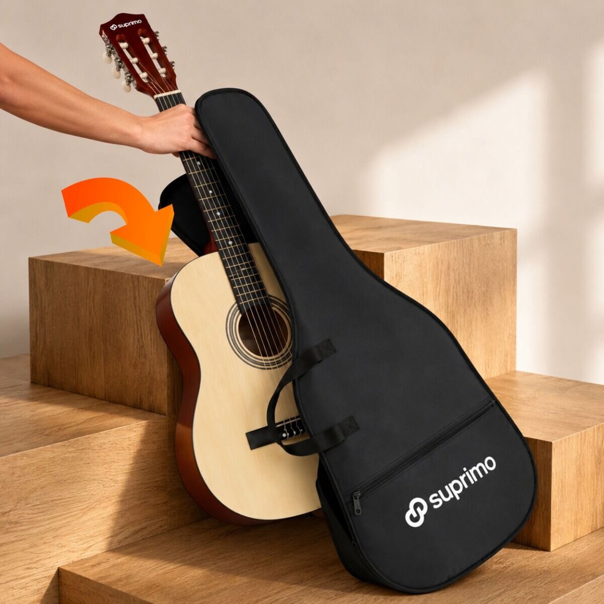 Osoba wkłada klasyczną gitarę do czarnego pokrowca z napisem \'suprimo\'. Obok gitary widoczna jest pomarańczowa strzałka wskazująca kierunek ruchu.