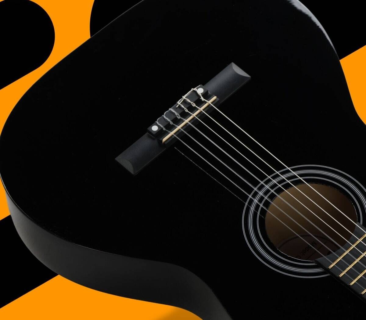Czarna gitara klasyczna z widocznymi strunami i mostkiem na tle pomarańczowo-czarnych wzorów.