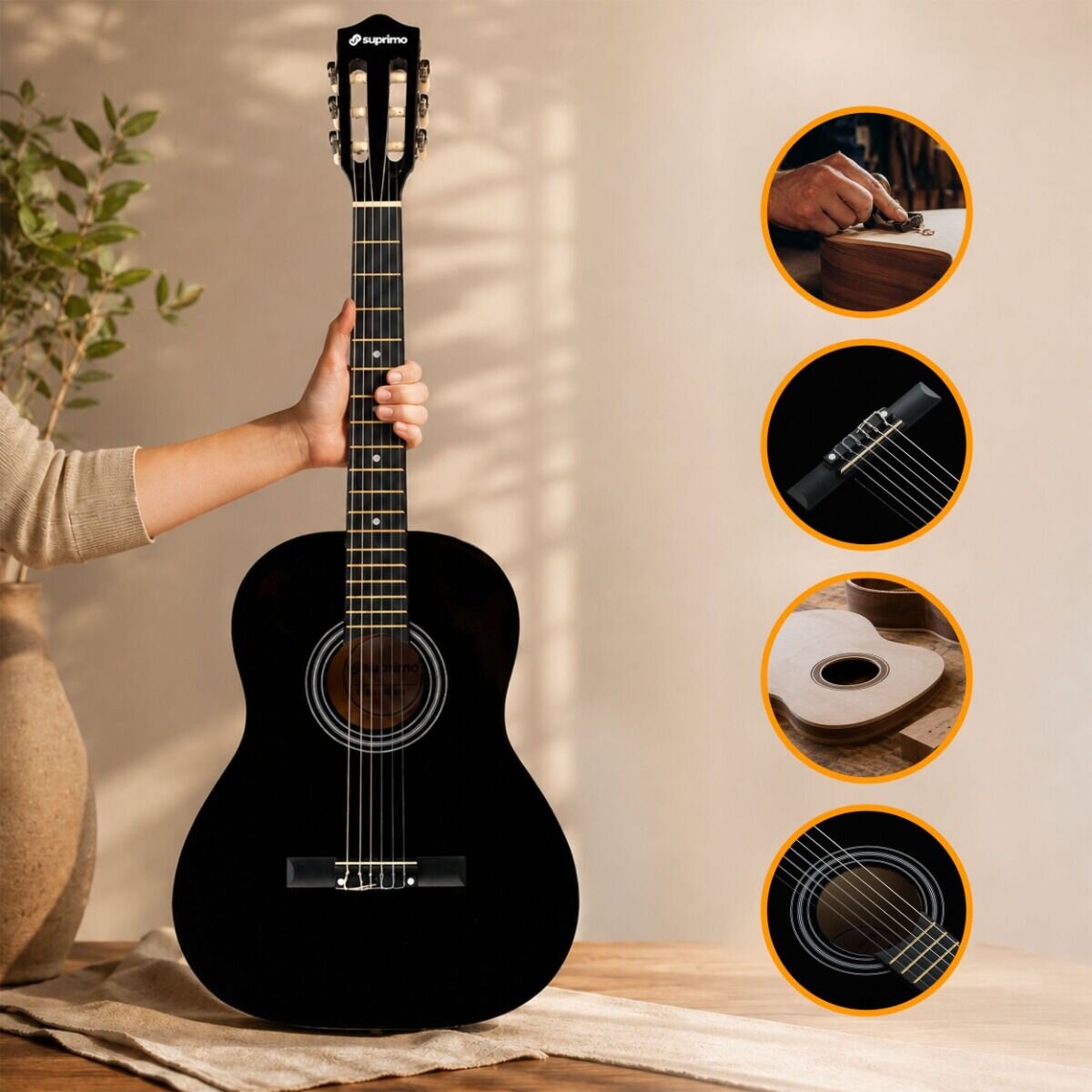 Osoba trzyma czarną gitarę klasyczną z logo \'suprimo\' na główce. Obok znajdują się trzy okrągłe zdjęcia przedstawiające szczegóły gitary, takie jak mostek, otwór rezonansowy i struny.