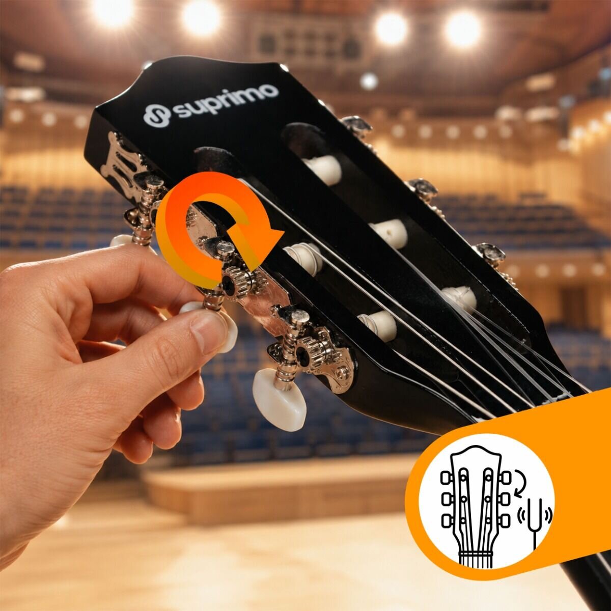 Osoba stroi gitarę klasyczną, trzymając klucz do regulacji strun. Na główce gitary widoczne jest logo \'suprimo\'.
