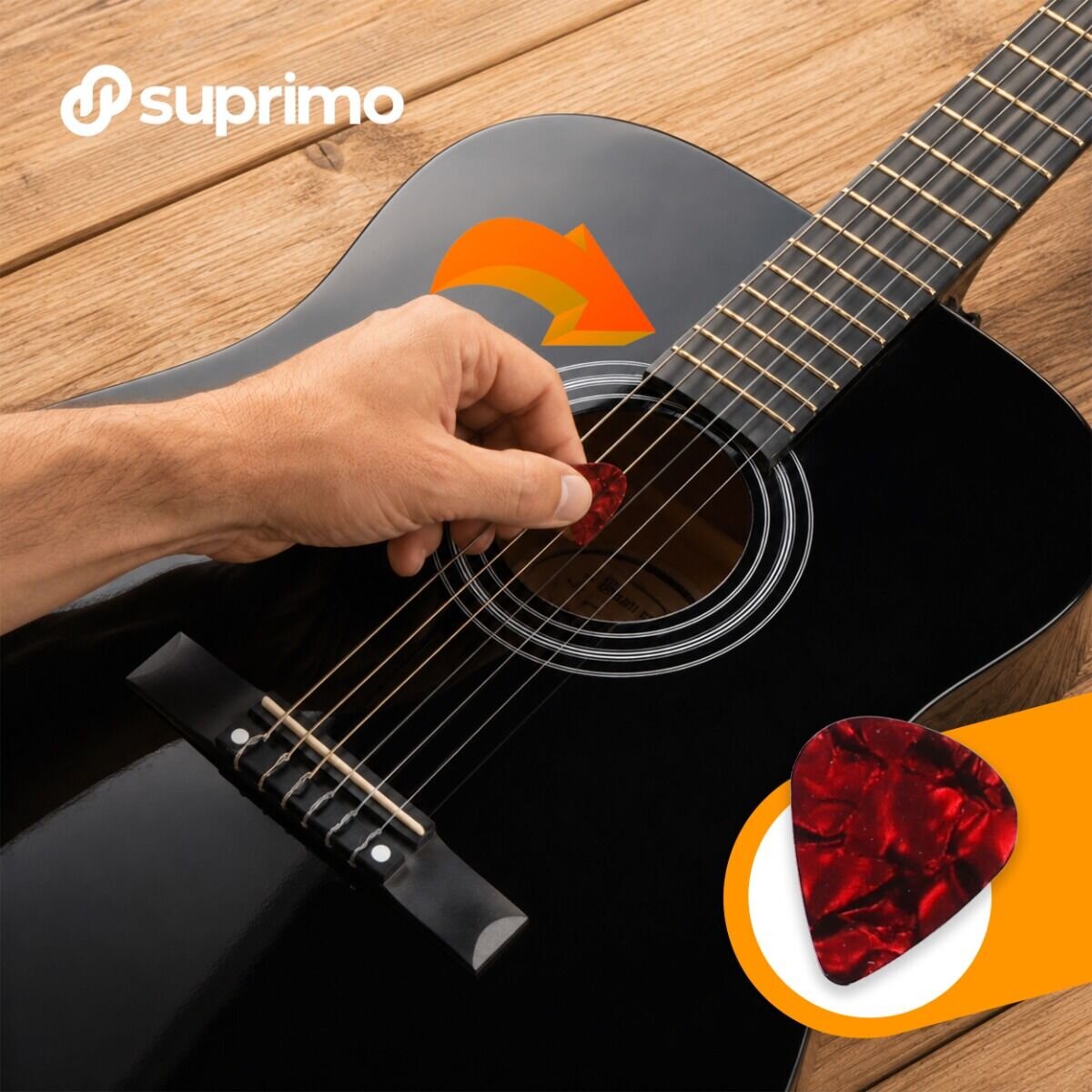 Czarna gitara klasyczna z ręką trzymającą czerwoną kostkę nad strunami. Widoczne logo \'suprimo\' oraz pomarańczowa strzałka wskazująca kierunek gry na gitarze.