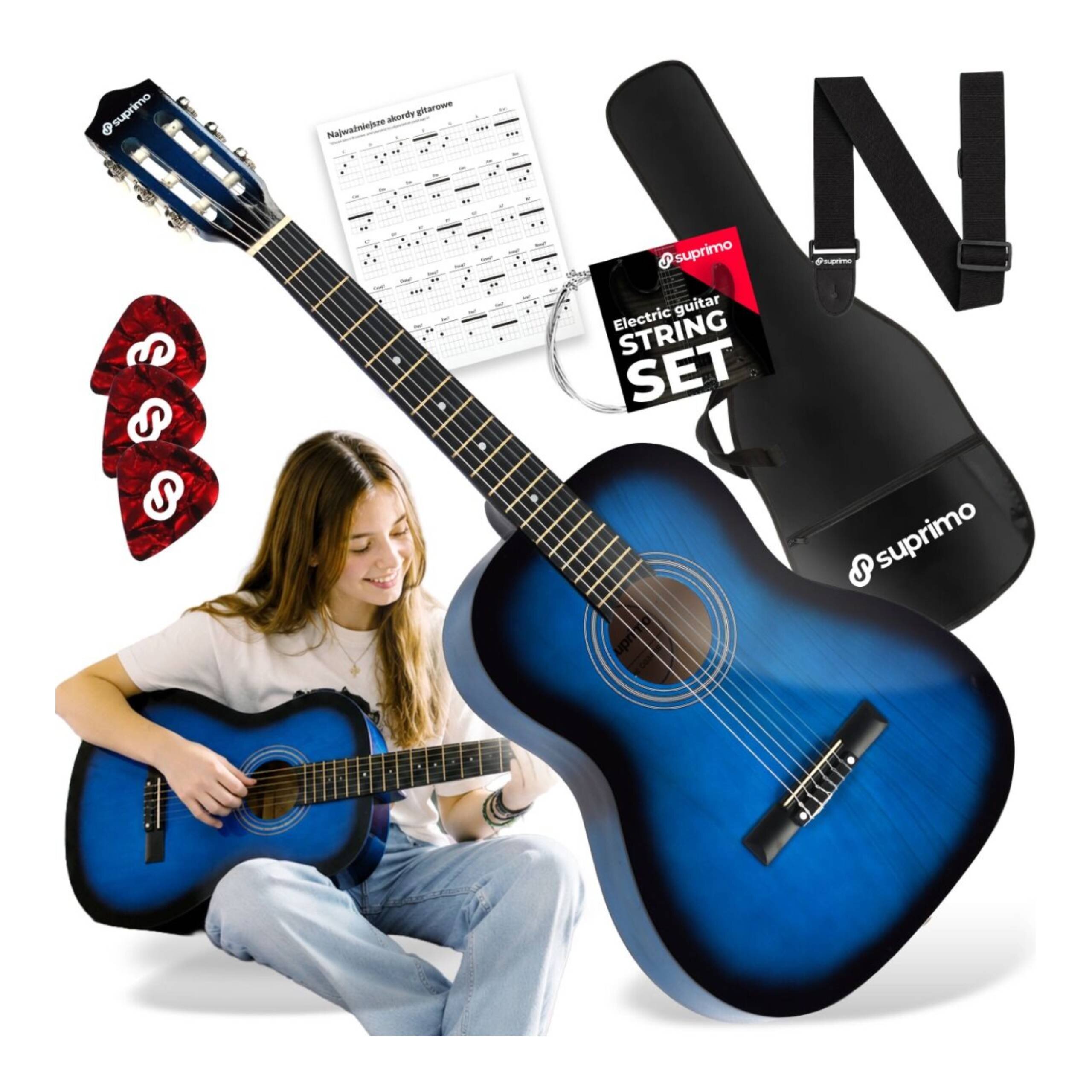Na obrazie znajduje się niebieska gitara klasyczna z akcesoriami, takimi jak pokrowiec, pasek, trzy kostki, zapasowe struny oraz kartka z akordami. Widoczna jest również osoba trzymająca gitarę, a na produktach znajduje się logo \'suprimo\'.