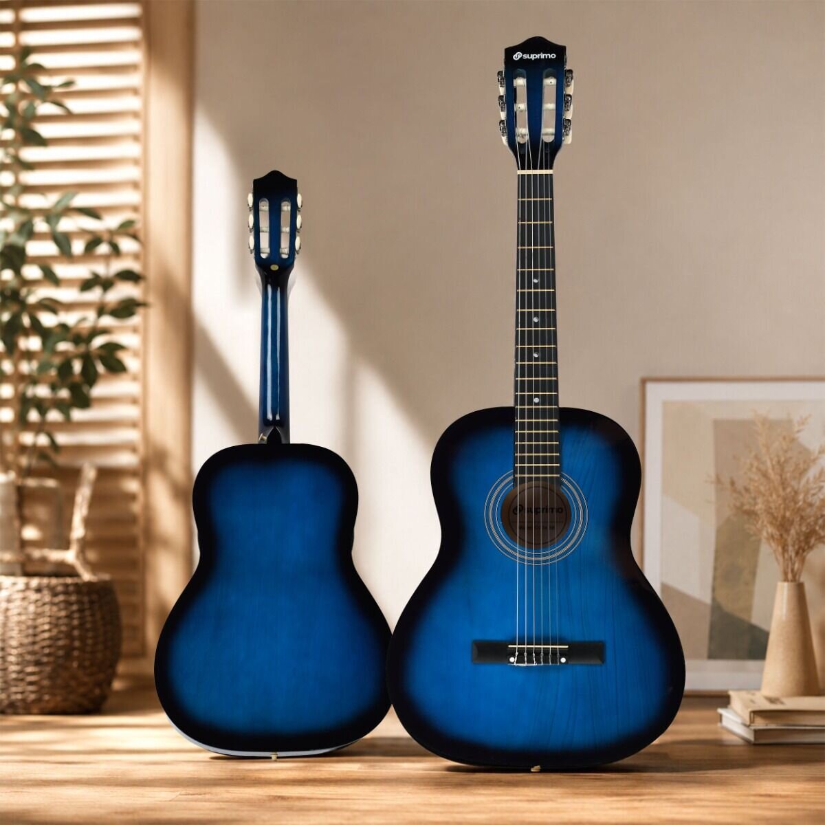 Dwie niebieskie gitary klasyczne stoją na drewnianym stole, jedna z przodu, druga bokiem. Na główce jednej z gitar widoczne jest logo \'suprimo\'.
