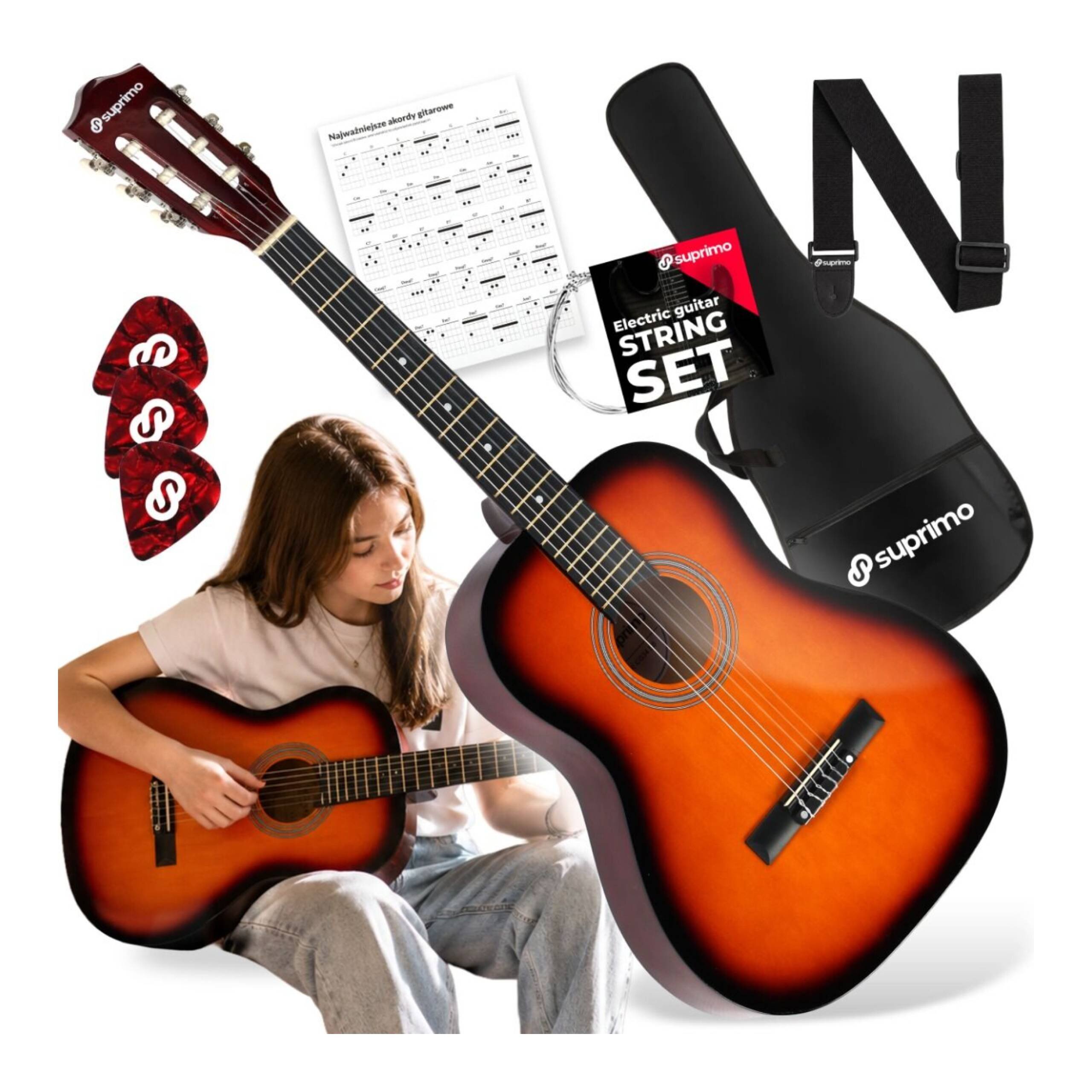 Obraz przedstawia zestaw do gry na gitarze klasycznej, w skład którego wchodzi gitara, trzy kostki, pasek, pokrowiec, zapasowe struny oraz kartka z nutami. Na pokrowcu i opakowaniu strun widoczne jest logo \'suprimo\'.