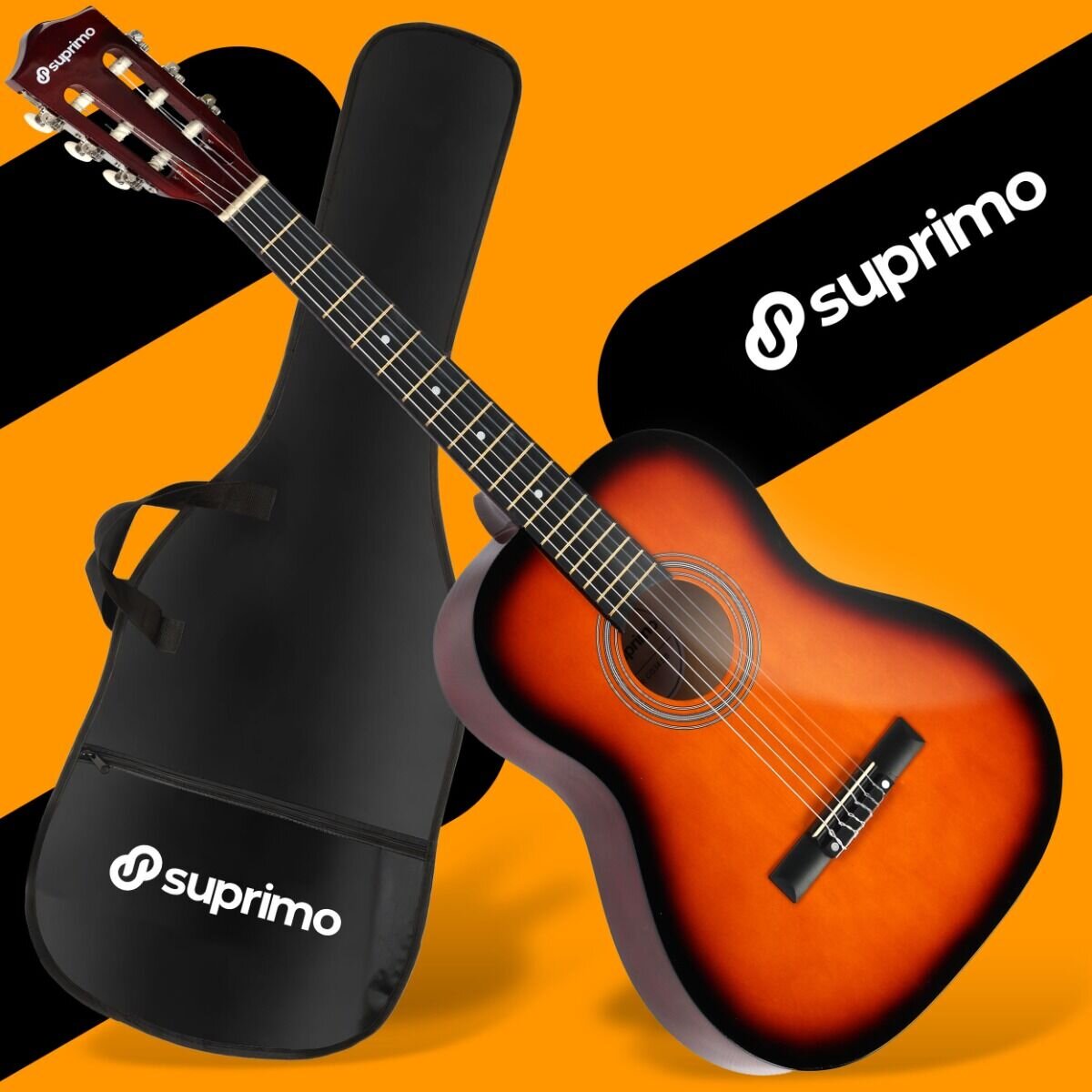 Na obrazie znajduje się klasyczna gitara 3/4 w kolorze brązowym z czarnym pokrowcem. Widoczne jest logo \'suprimo\' na pokrowcu i główce gitary.