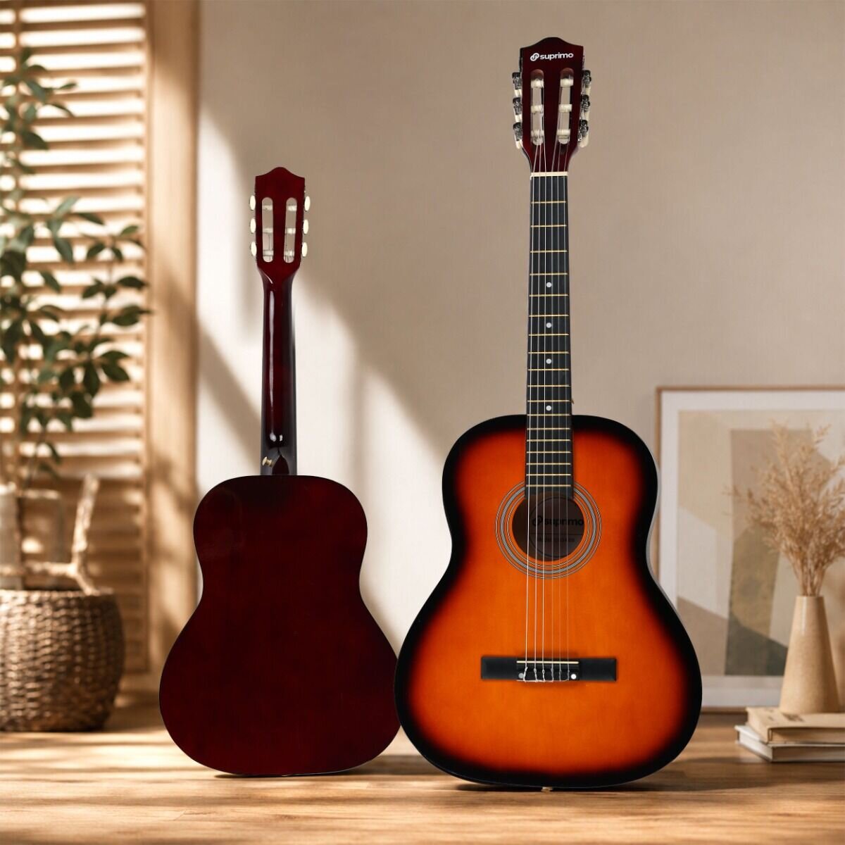 Na obrazie widoczne są dwie gitary klasyczne, jedna z przodu, druga z tyłu, na drewnianym stole w jasnym pomieszczeniu. Na główce jednej z gitar widnieje logo \'supremo\'.