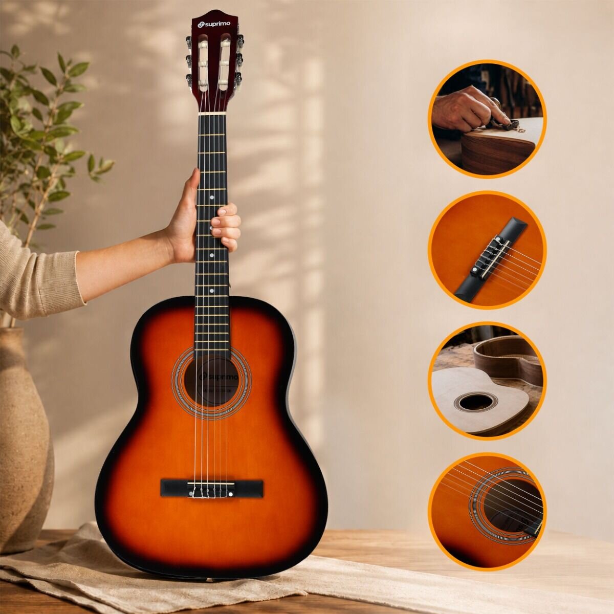 Osoba trzyma klasyczną gitarę o wykończeniu w odcieniach brązu i czerni, z widocznym logo \'suprimo\' na główce. Obok znajdują się cztery okrągłe zdjęcia przedstawiające detale gitary i proces jej budowy.
