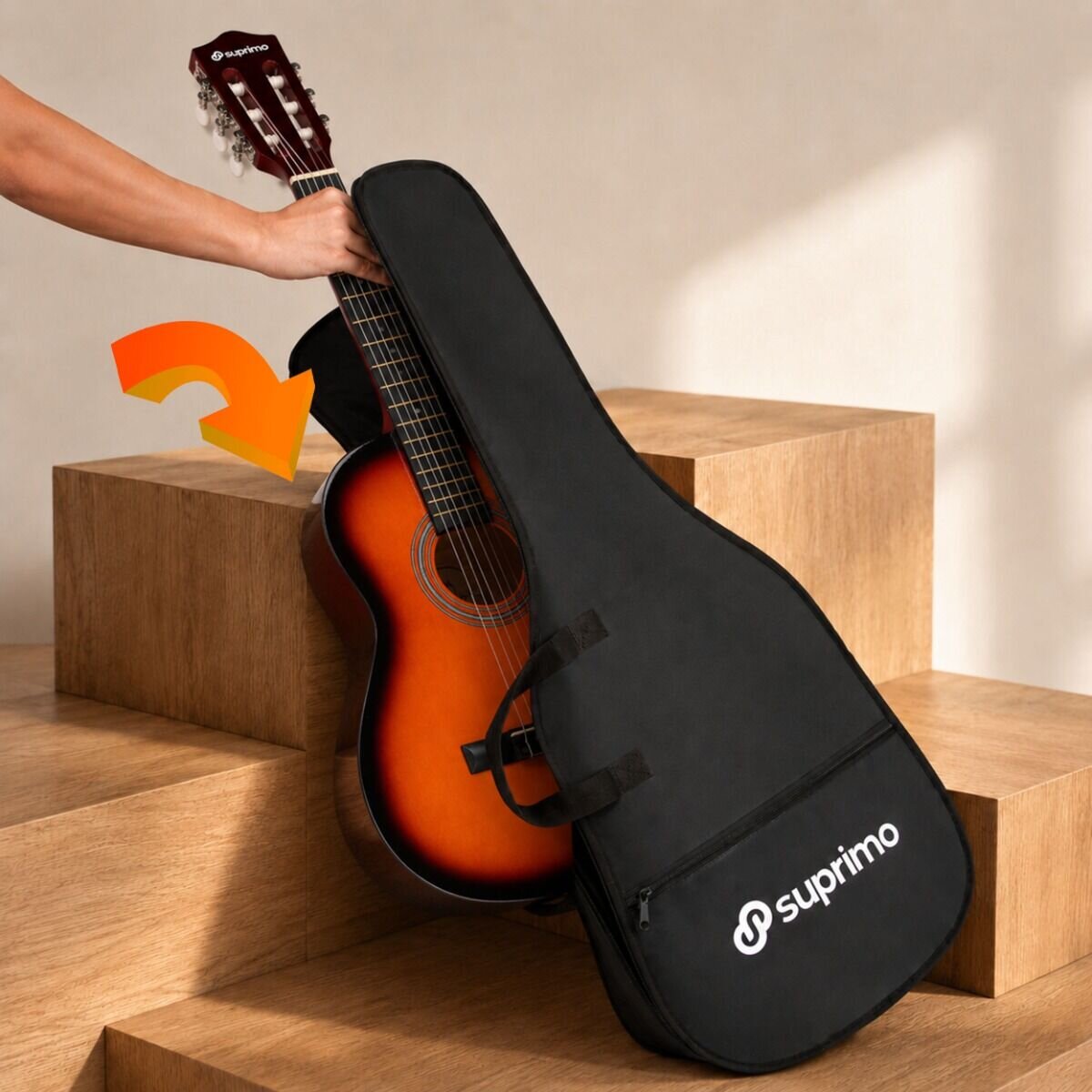 Osoba wkłada klasyczną gitarę do czarnego pokrowca z logo \'suprimo\'. Gitara ma brązowy korpus i widoczne struny.
