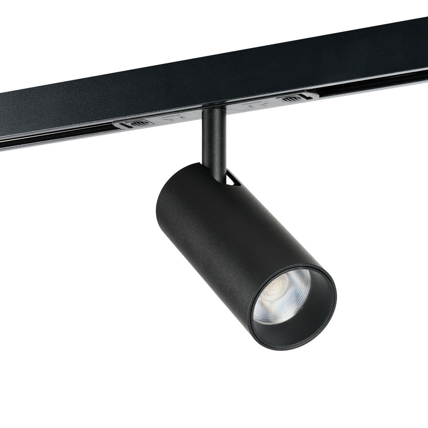 Czarny reflektor LED zamontowany na szynoprzewodzie magnetycznym. Reflektor ma cylindryczny kształt i jest skierowany w dół.