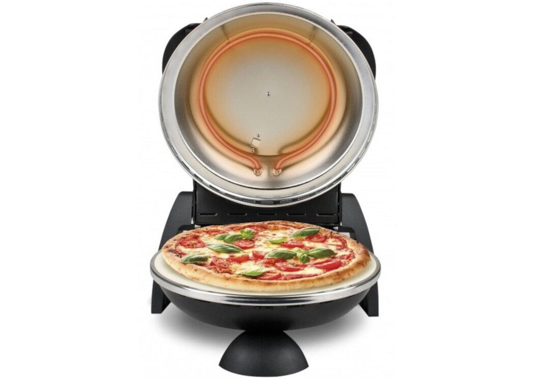Na obrazie widoczny jest otwarty piec do pizzy z umieszczoną w środku pizzą. Piec ma metaliczne wnętrze i czarną obudowę.