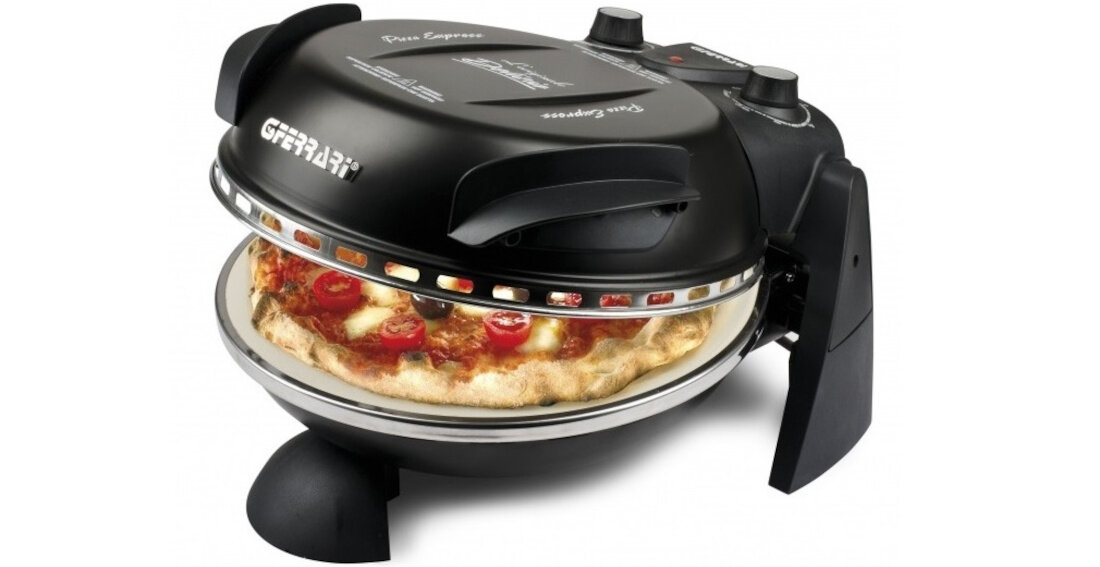 Czarny piec do pizzy z widoczną pizzą w środku, posiada pokrętła i logo \'G3FERRARI\' na górnej części obudowy.