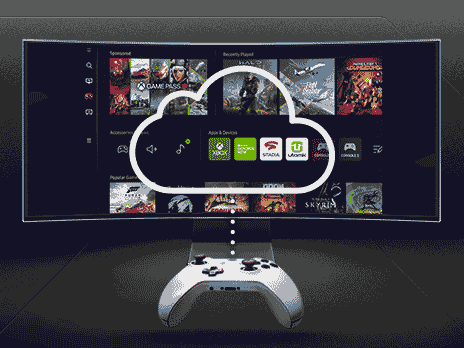 Monitor z zakrzywionym ekranem wyświetla interfejs z grami i aplikacjami, a przed nim znajduje się biały kontroler do gier. Na ekranie widoczne są ikony aplikacji, takie jak NVIDIA GeForce NOW, Stadia i Utomik, otoczone białym konturem chmury.