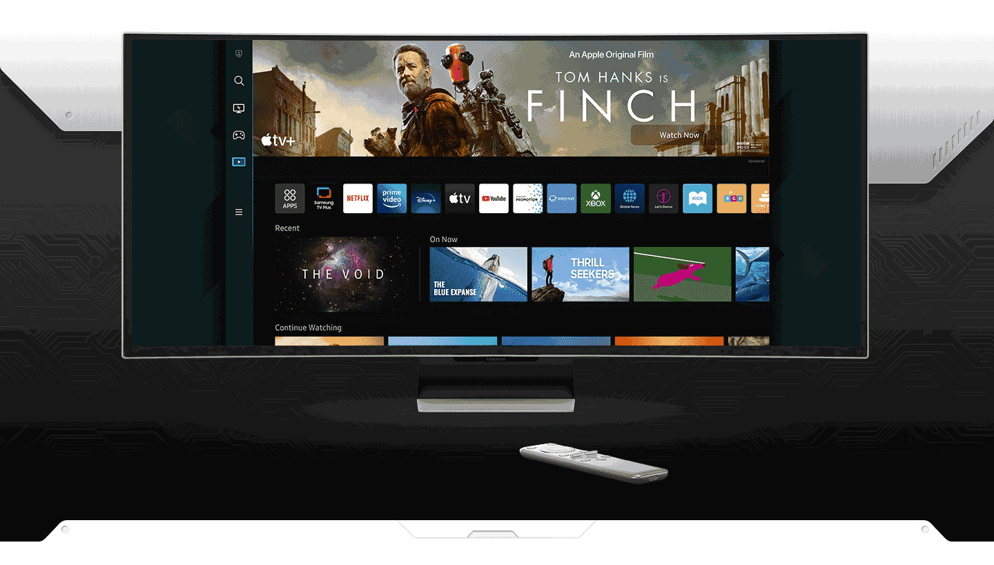Monitor wyświetla interfejs z aplikacjami streamingowymi, na górze widoczny jest baner filmu \'Finch\' z Tomem Hanksem. Przed monitorem leży pilot.