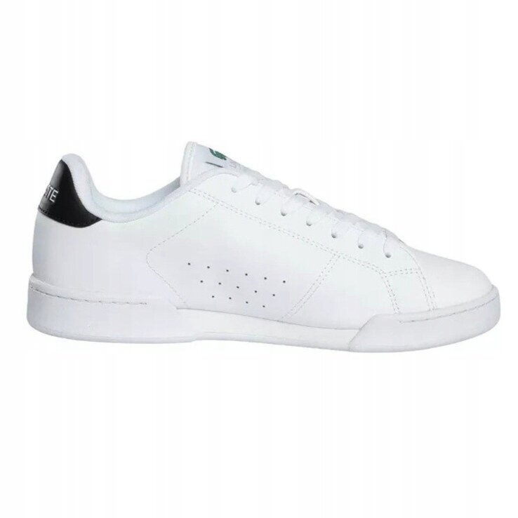Białe skórzane trampki z czarnym detalem na pięcie i perforacjami po bokach. Na czarnym detalu widoczny jest biały napis \'LACOSTE\'.
