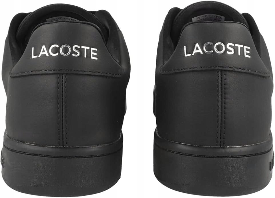 Czarne skórzane trampki z widocznym napisem \'LACOSTE\' na pięcie. Obuwie ma gładką powierzchnię i klasyczny design.