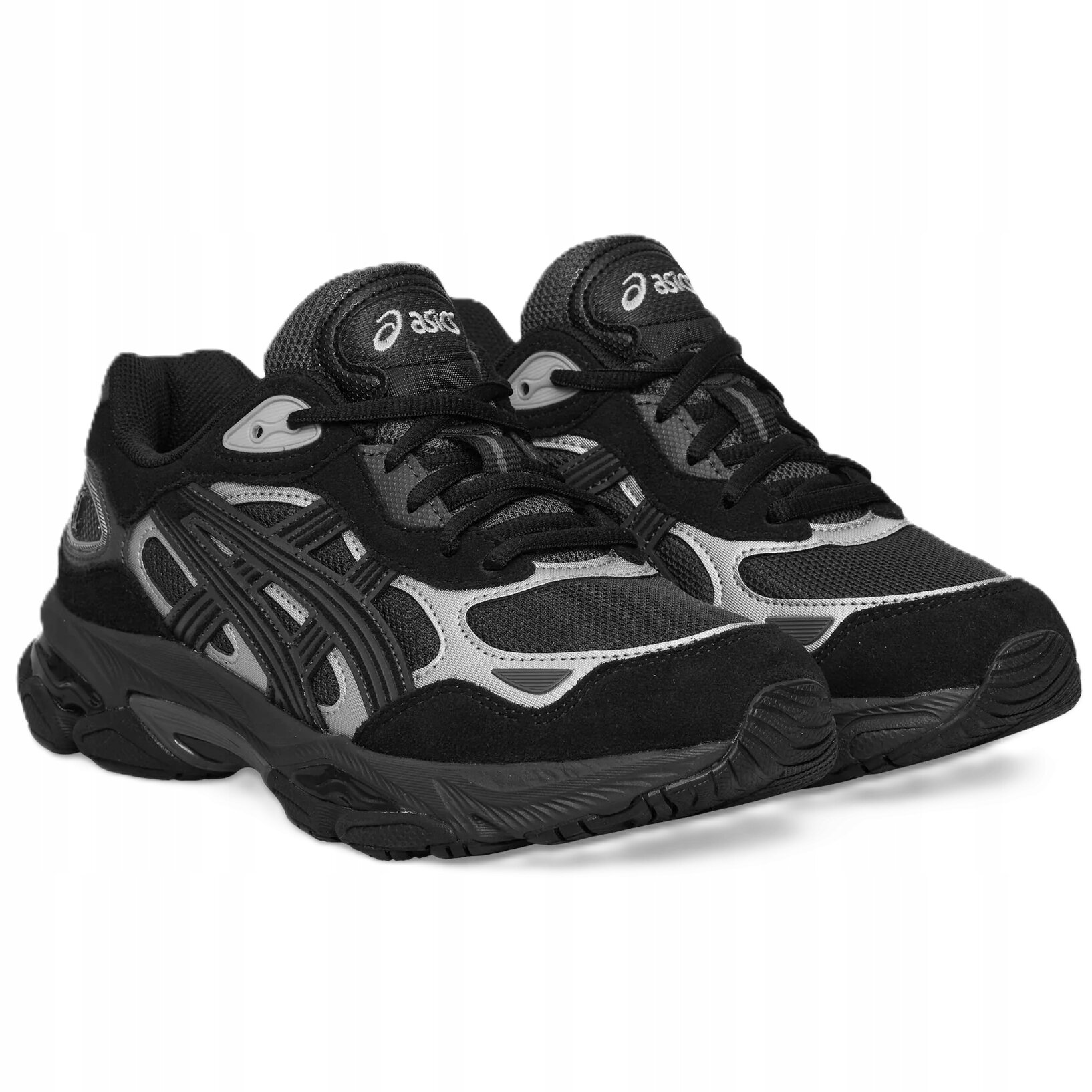 Czarne sportowe buty z szarymi detalami i logo \'asics\' na języku. Podeszwa jest gruba i ma wyraźny bieżnik.