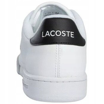 Białe skórzane buty sportowe z czarnym detalem na pięcie, na którym widnieje napis \'LACOSTE\'.