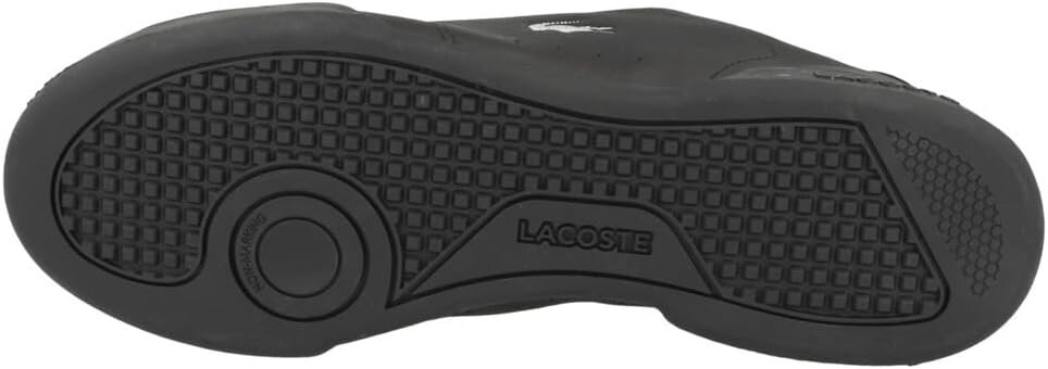 Czarna podeszwa buta z widocznym logo \'LACOSTE\' oraz wzorem w kształcie kwadratów i okręgów.