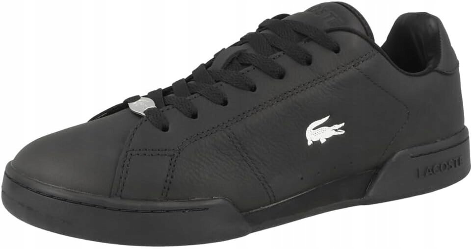 Czarne skórzane trampki z białym logo krokodyla na boku i napisem \'LACOSTE\' na podeszwie.