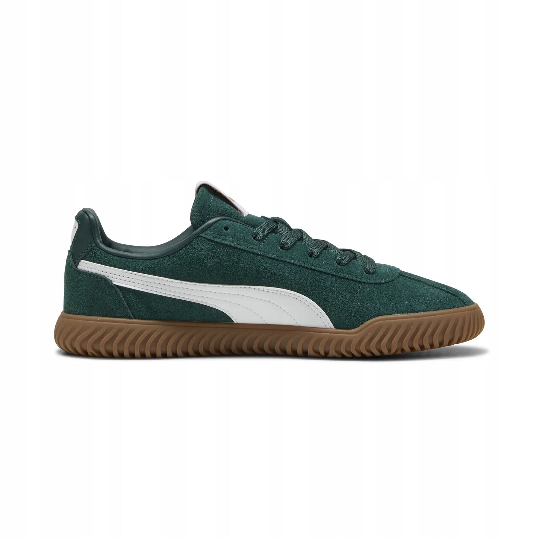 Zielony skórzany sneaker z białym logo producenta na boku i brązową, żłobioną podeszwą.