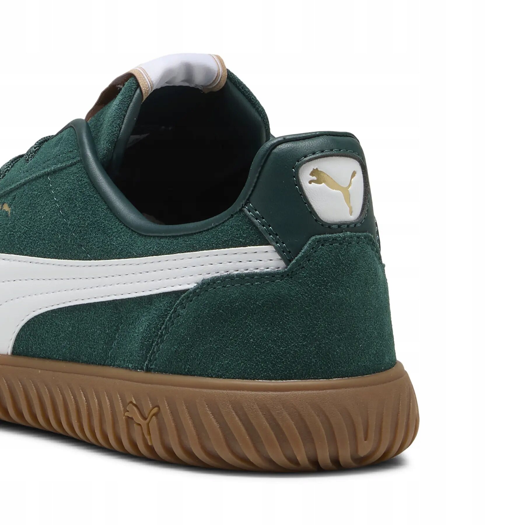 Zielony but sportowy z białym paskiem i brązową podeszwą, z widocznym logo Puma na pięcie.