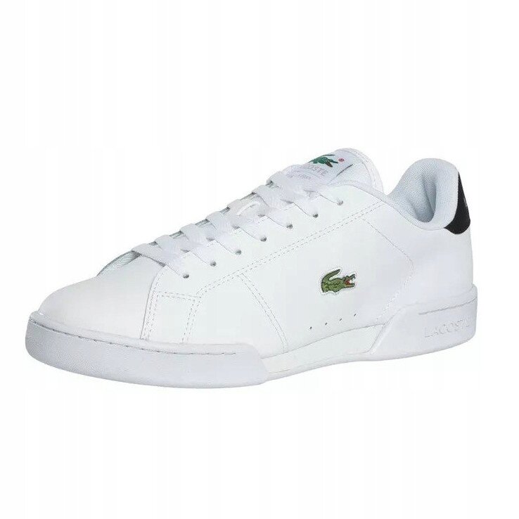 Biały skórzany but sportowy z widocznym logo krokodyla na boku. Na podeszwie znajduje się napis \'LACOSTE\'.