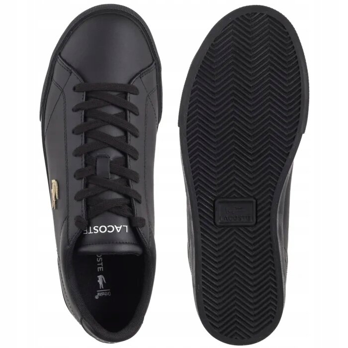 Czarne skórzane trampki z widocznym logo \'LACOSTE\' na języku i bocznym emblematem krokodyla. Podeszwa ma wzór w jodełkę z napisem \'LACOSTE\' na pięcie.
