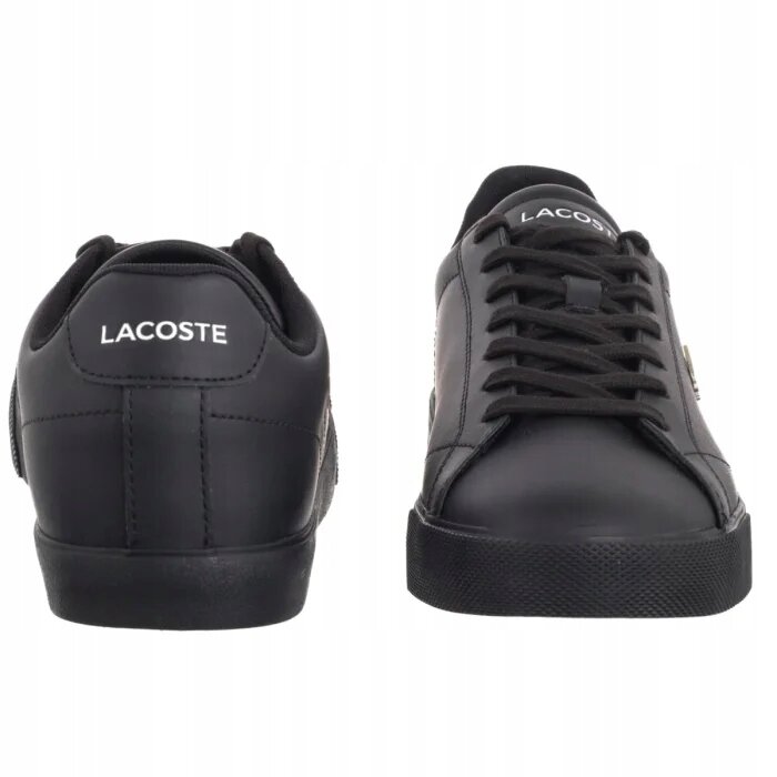 Czarne skórzane trampki z widocznym logo \'LACOSTE\' na pięcie i języku. Buty mają klasyczny design z czarnymi sznurowadłami.