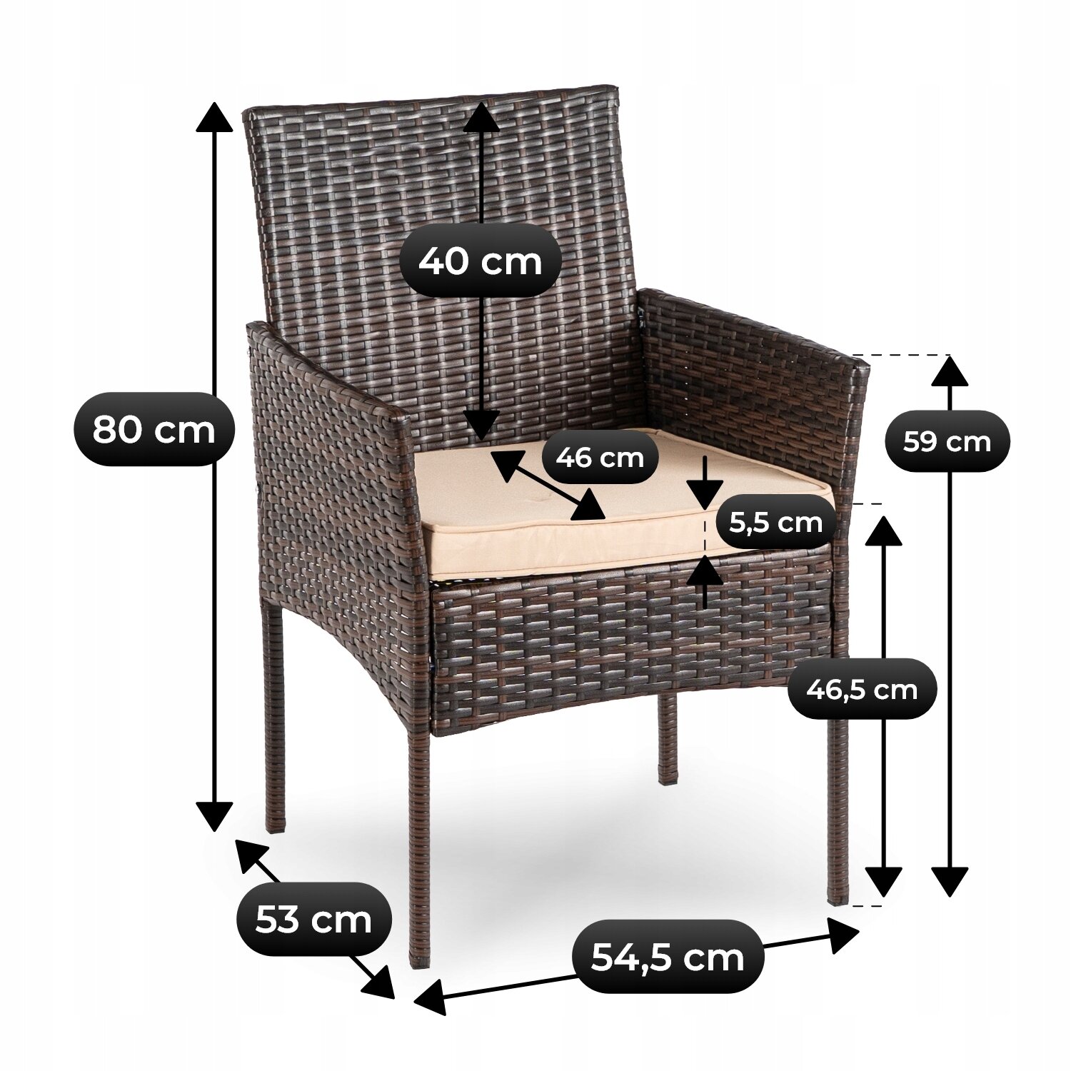 Na obrazie widoczny jest brązowy fotel z technorattanu z beżową poduszką, z zaznaczonymi wymiarami: wysokość 80 cm, szerokość 53 cm, głębokość 54,5 cm, wysokość oparcia 40 cm, szerokość siedziska 46 cm, wysokość podłokietnika 59 cm, wysokość siedziska 46,5 cm, grubość poduszki 5,5 cm.
