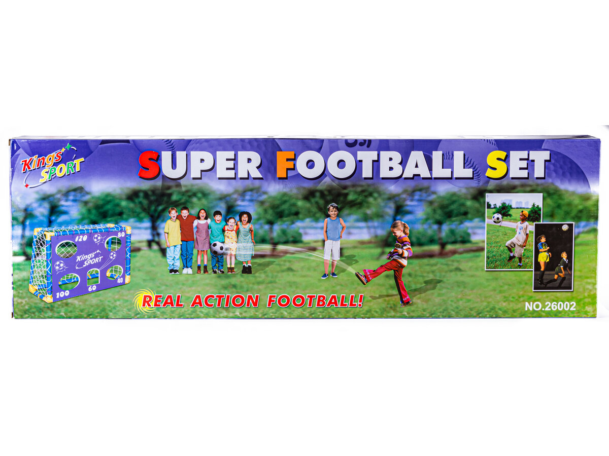 Opakowanie zestawu piłkarskiego z napisem \'SUPER FOOTBALL SET\' oraz \'REAL ACTION FOOTBALL!\'. Widoczne są dzieci na tle zielonego krajobrazu oraz ilustracja bramki z otworami punktowymi.
