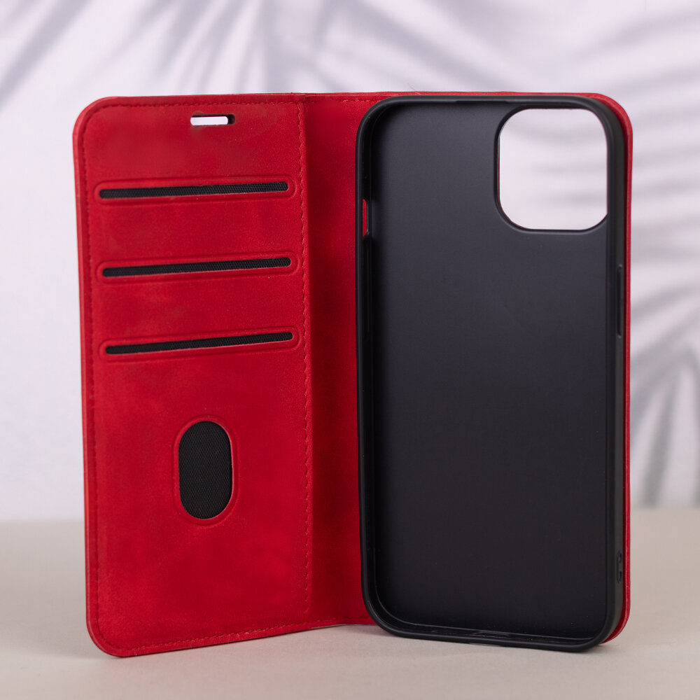 Czerwone etui na telefon z trzema kieszonkami na karty i miejscem na aparat. Wnętrze etui jest wyściełane materiałem przypominającym zamsz.