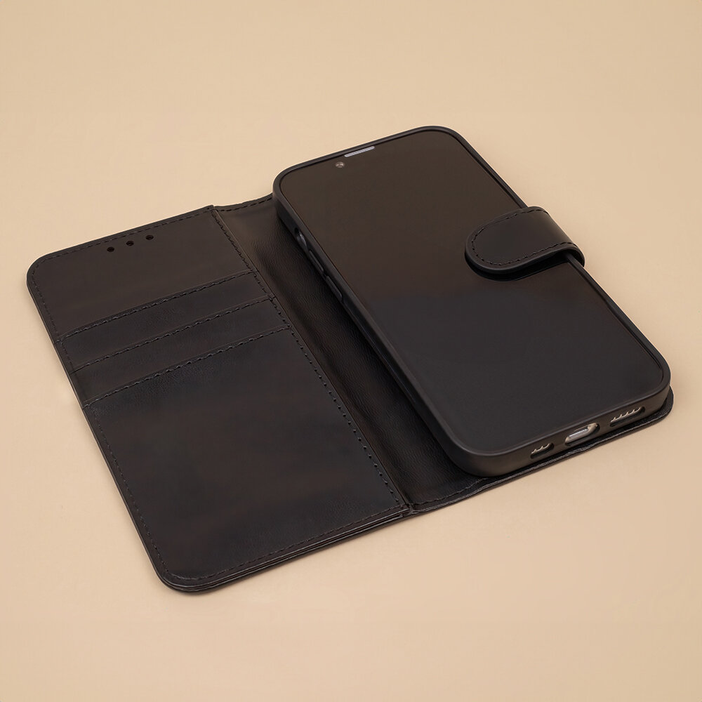 Czarne etui na telefon z klapką, posiada trzy kieszonki na karty po wewnętrznej stronie. Telefon jest umieszczony w etui, a klapka jest otwarta.
