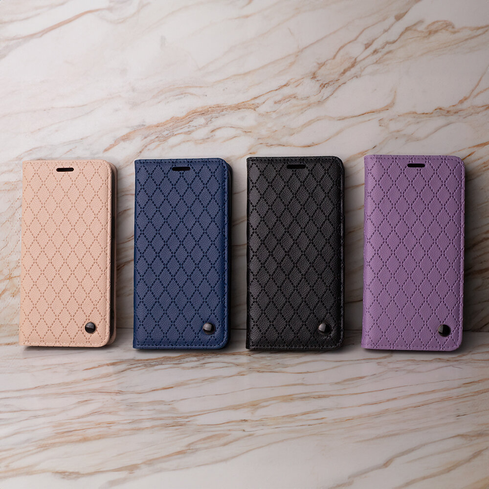 Na marmurowym tle znajdują się cztery etui do telefonu w kolorach: beżowym, niebieskim, czarnym i fioletowym. Każde etui ma wzór w romby i okrągły element dekoracyjny w dolnym rogu.
