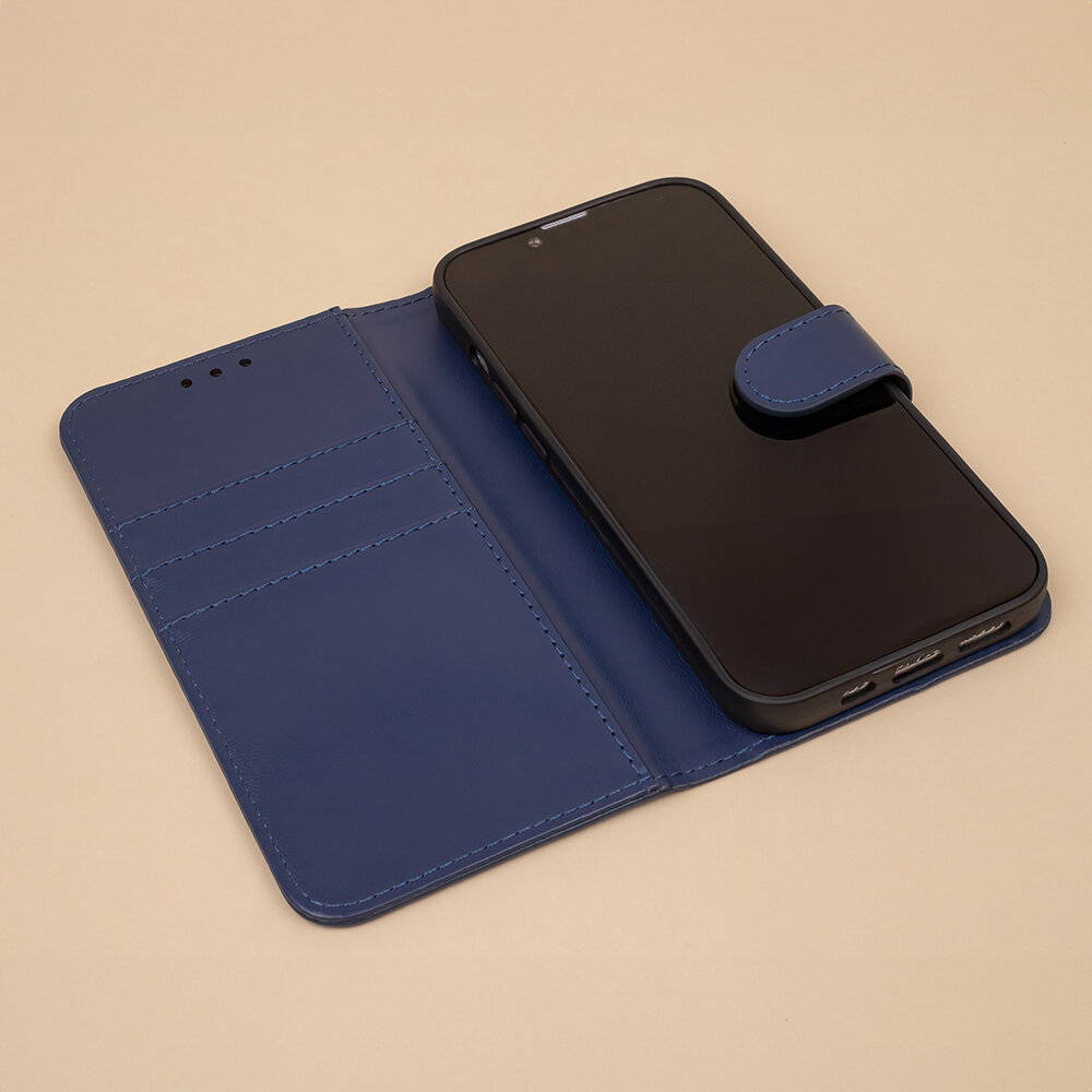 Granatowe etui na telefon z klapką, z trzema kieszonkami na karty po jednej stronie i miejscem na telefon po drugiej. Telefon jest umieszczony w etui, a klapka jest otwarta.