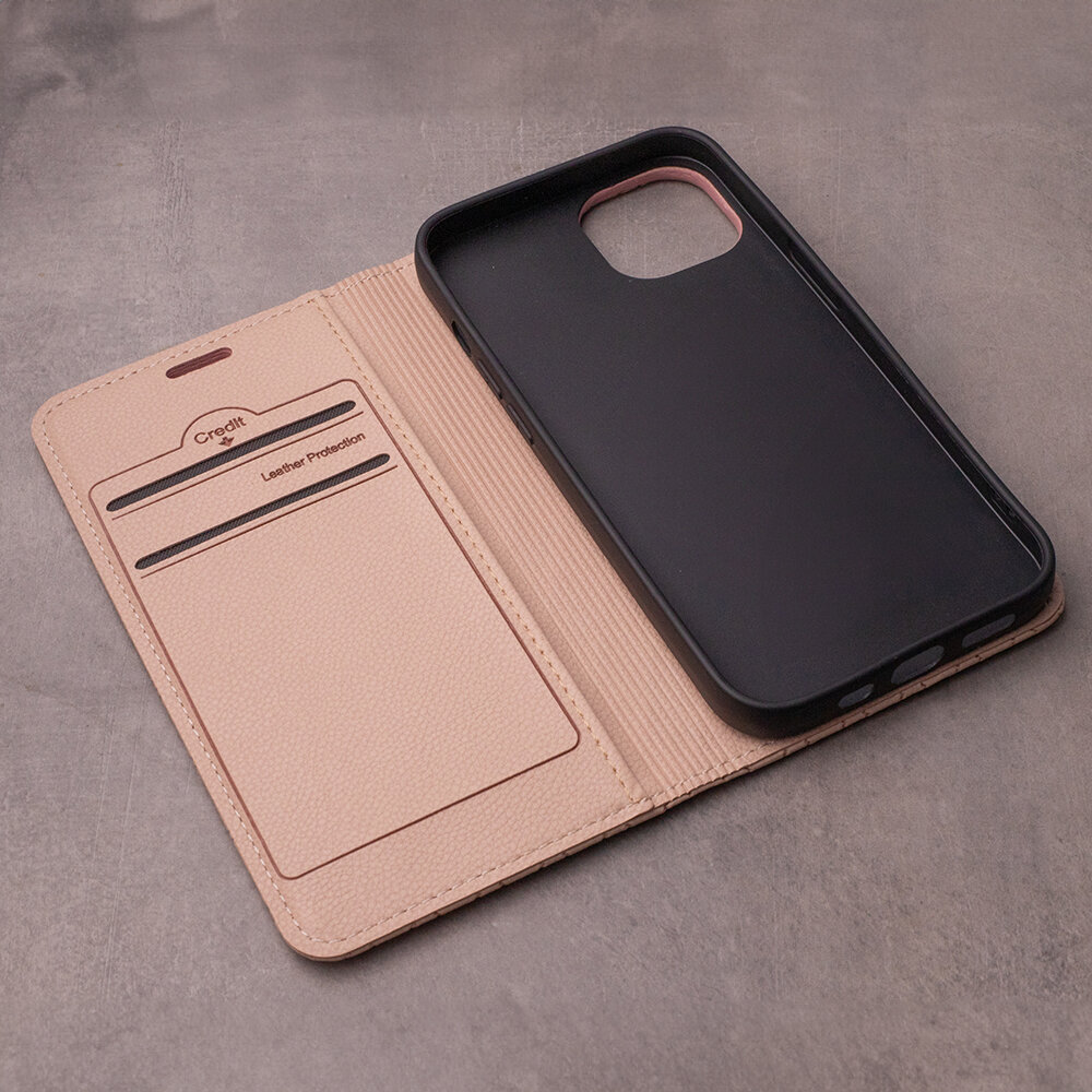 Beżowe etui na telefon z czarnym wnętrzem, posiadające miejsce na karty z napisem \'Credit\' oraz \'Leather Production\'.