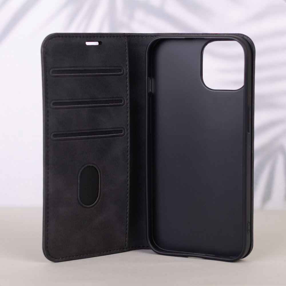 Czarne etui na telefon z klapką, posiada trzy kieszonki na karty i miejsce na aparat. Wnętrze wykonane z materiału przypominającego zamsz.