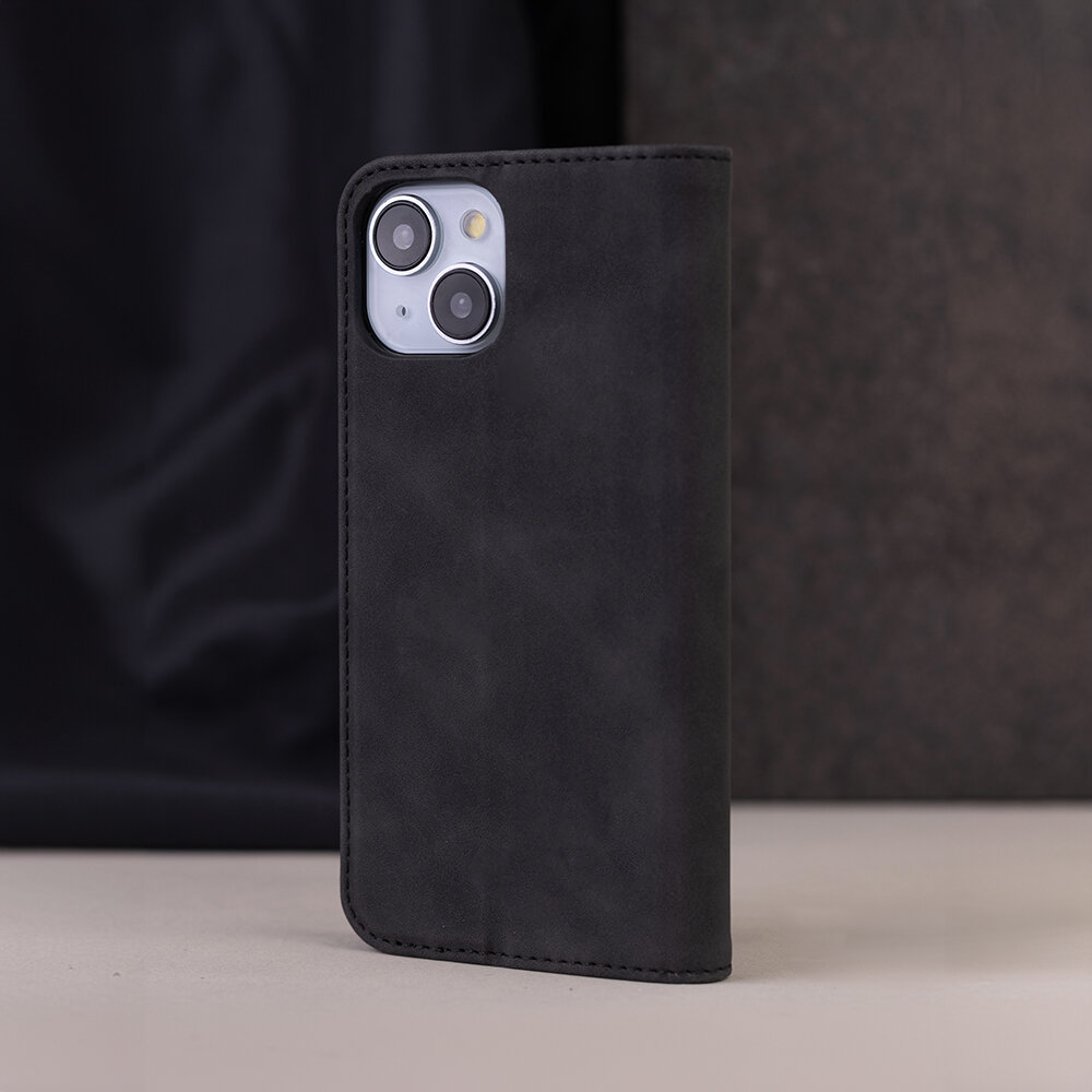Czarne etui na telefon z widocznymi wycięciami na dwa obiektywy aparatu i lampę błyskową. Etui ma gładką powierzchnię i zaokrąglone krawędzie.