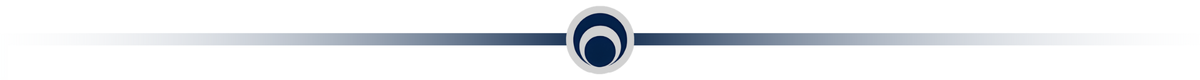 Dekoracyjny element graficzny w formie poziomej linii z ciemnym okręgiem pośrodku, otoczony gradientem przechodzącym od ciemnego do jasnego koloru.