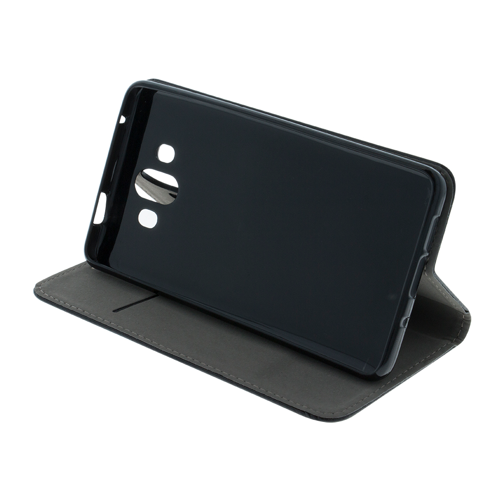 Czarne etui na telefon z funkcją stojaka, wykonane z materiału imitującego skórę. Etui posiada wycięcia na aparat i przyciski.