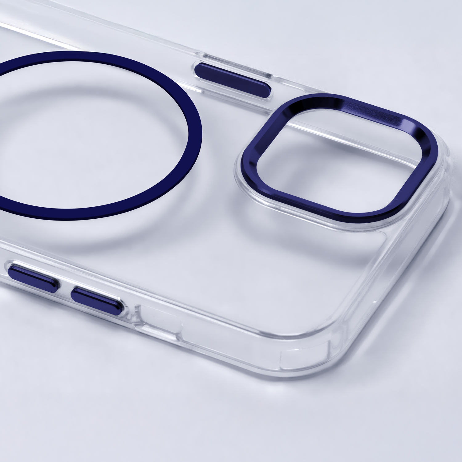 Przezroczysta nakładka na telefon z niebieskimi akcentami wokół otworów na aparat i przyciski. Nakładka ma okrągły wzór na środku, prawdopodobnie dla funkcji magnetycznej.