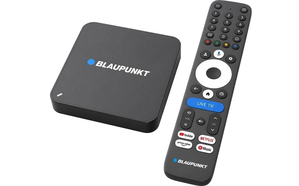 Odtwarzacz multimedialny BLAUPUNKT Google TV B-Stream Box 3 z rozdzielczością 4K, Dolby Vision, HDR10+, Dolby Atmos i Dolby TrueHD, urządzenie wraz z pilotem na białym tle