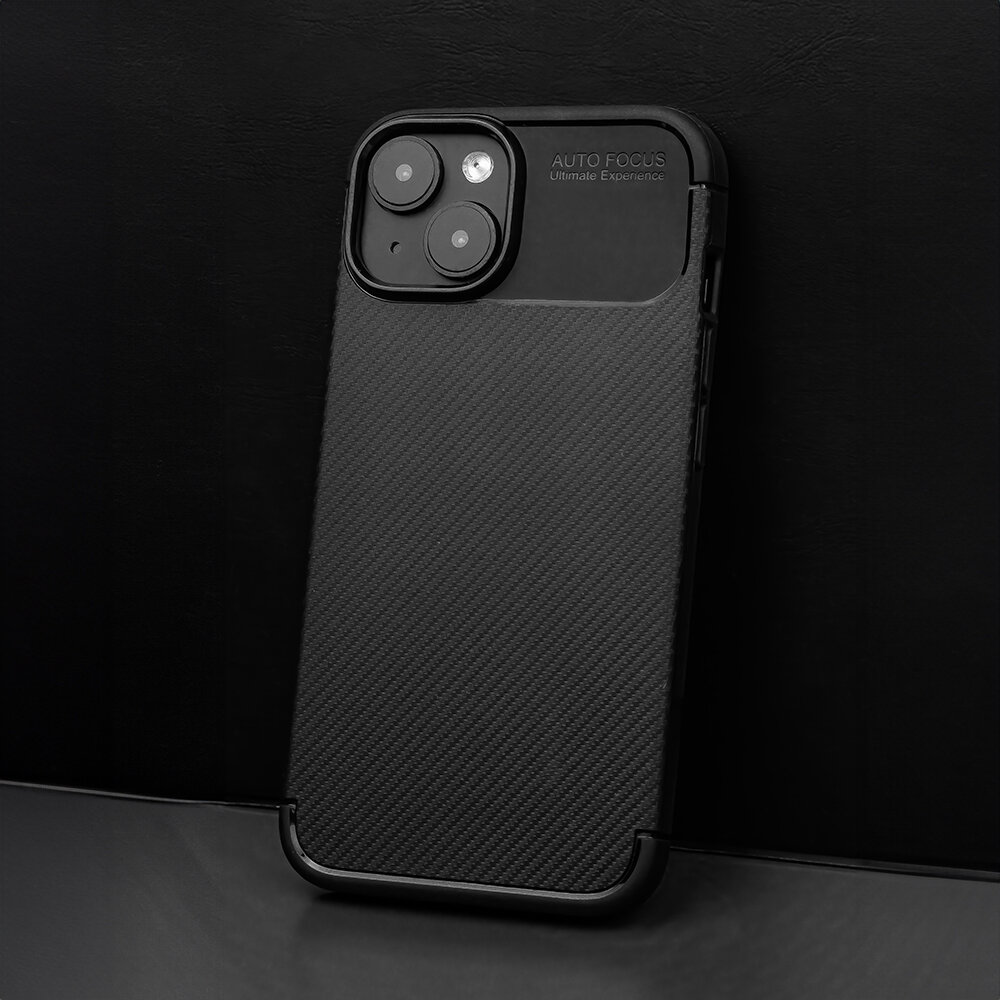Czarna nakładka na telefon z teksturą przypominającą włókno węglowe, z wycięciem na aparat i napisem \'AUTO FOCUS Ultimate Experience\'.