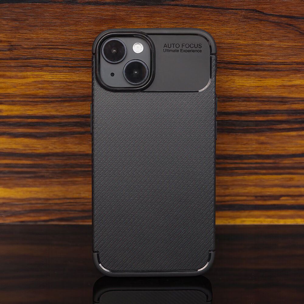 Czarna nakładka na telefon z teksturą, z widocznymi dwoma obiektywami aparatu i napisem \'AUTO FOCUS Ultimate Experience\'.