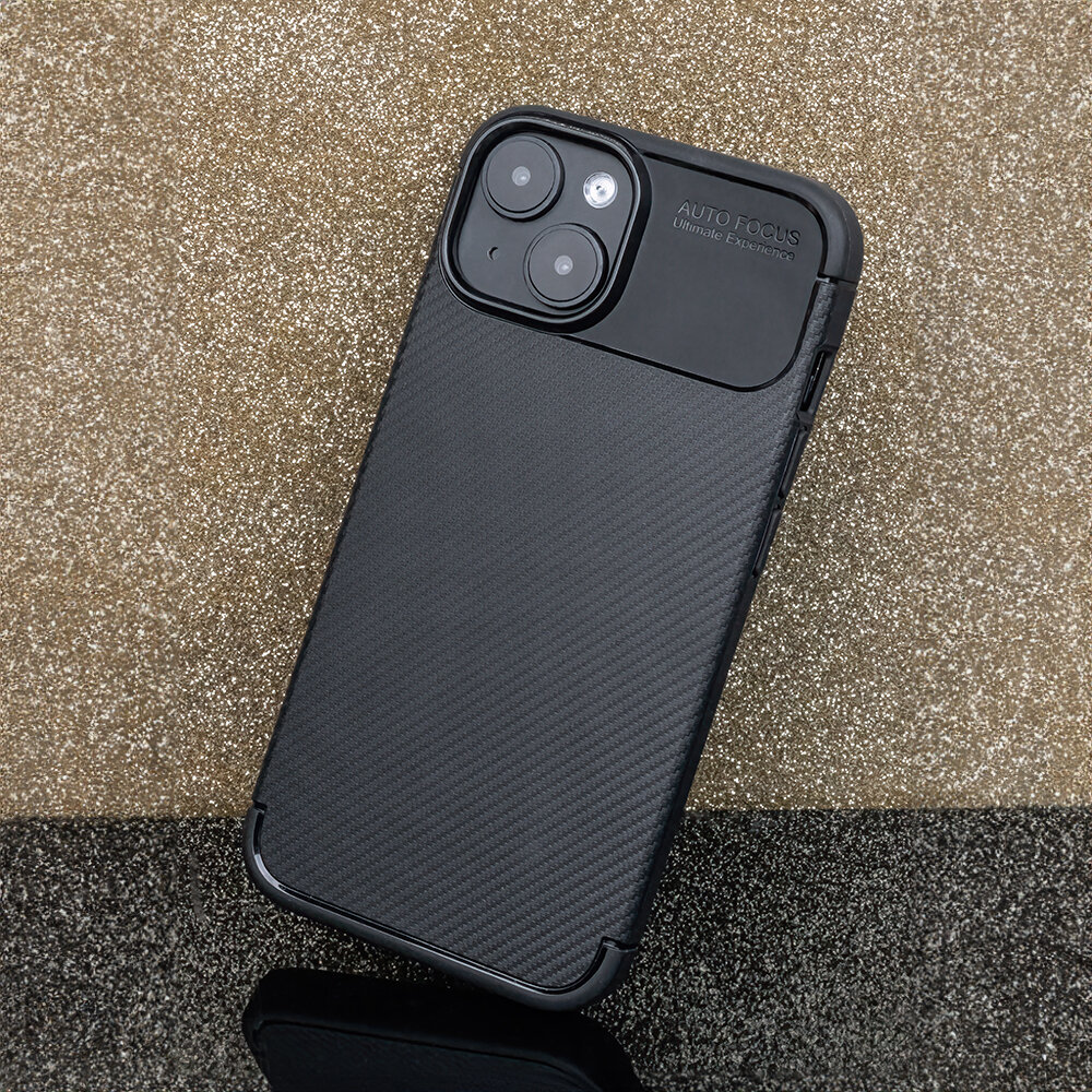 Czarna nakładka na telefon z teksturą przypominającą włókno węglowe, z wycięciem na aparat i napisem \'AUTO FOCUS Ultimate Experience\'.
