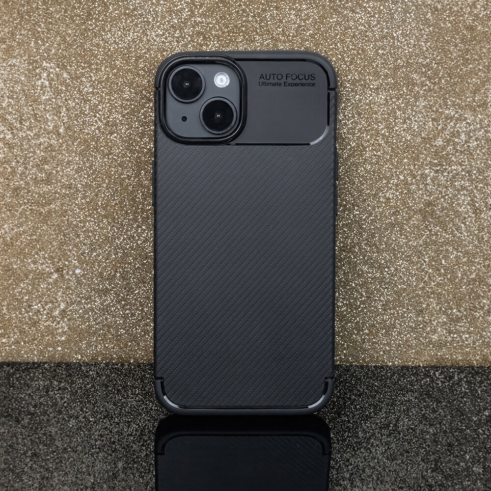 Czarna nakładka na telefon z teksturą przypominającą włókno węglowe, z widocznymi dwoma otworami na aparaty. Na górze znajduje się napis \'AUTO FOCUS Ultimate Experience\'.