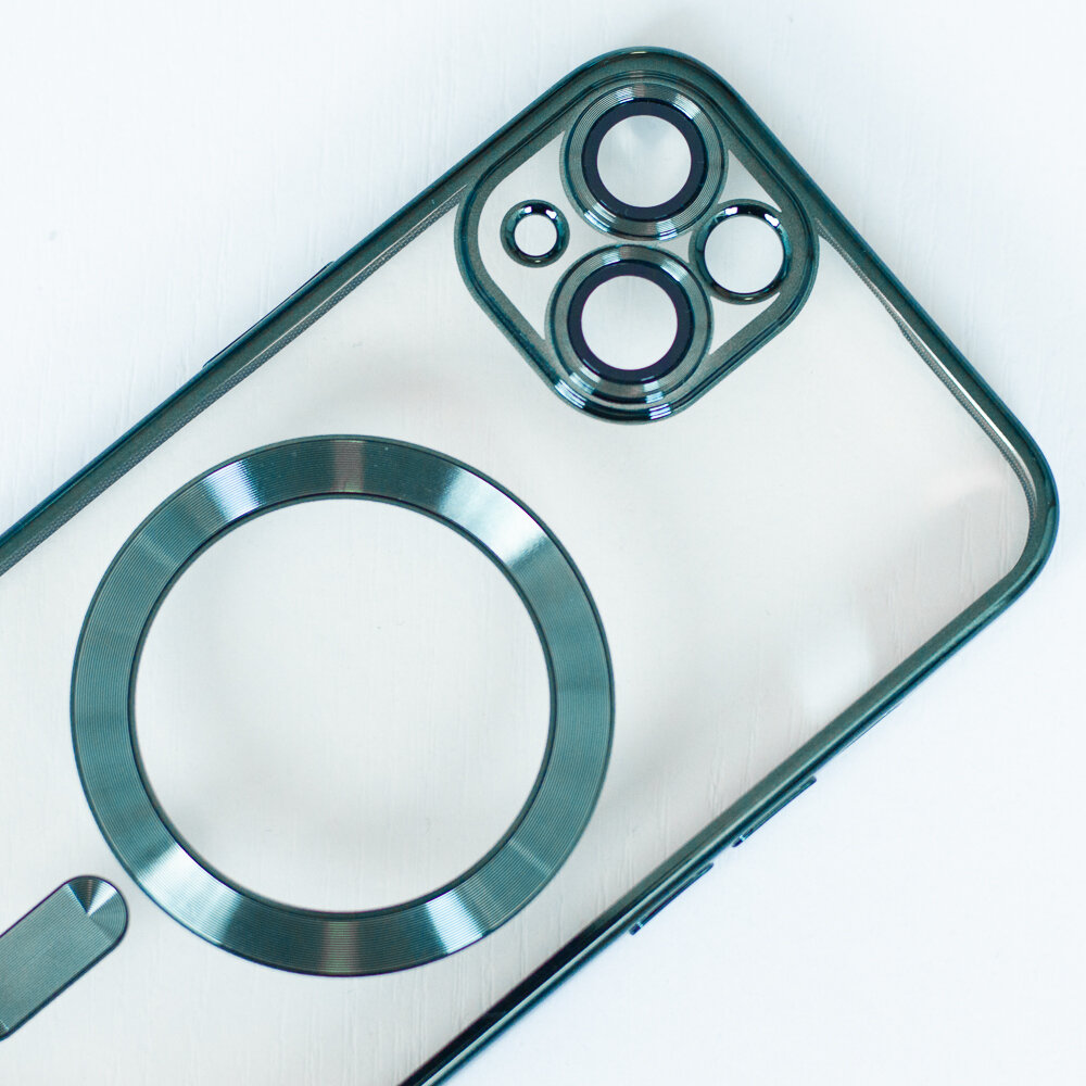 Przezroczysta nakładka na telefon z zielonymi metalicznymi elementami wokół otworów na aparat i dużym okręgiem na środku. Nakładka ma wycięcia na przyciski i porty.