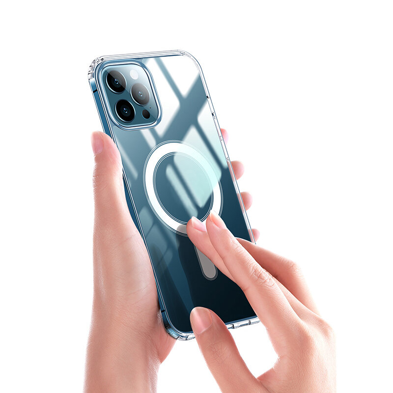 Osoba trzyma przezroczystą nakładkę na telefon z widocznym okrągłym wzorem na plecach. Telefon ma trzy obiektywy aparatu.